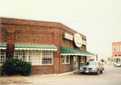 1001 Magnolia 1995
Gunn's Cleaners
