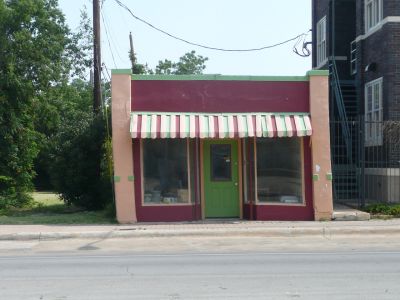 1110 Magnolia 2011
Vacant.  Used as display windows for 
Schaefer Advertising who owns it.
