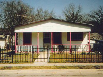 1118 Hawthorne 1995
This structure is a mobile home placed in 1983, prior to the District.
