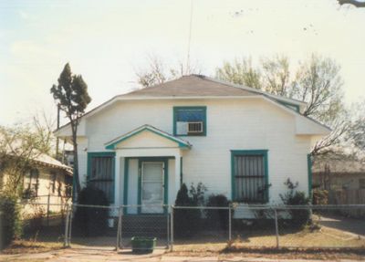 1505 Henderson 1995
We're told the front porch and front roof was cut off this house to accomodate the attic conversion egress window.

