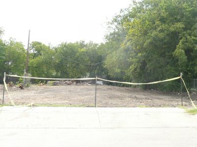 1916 College 2009 August
After demolition of Tiny Mart
Lot was split into 1916 and 1920

