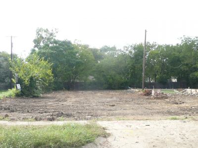 1920 College 2009 October
After demolition of Tiny Mart
lot was split into 1916 and 1920
