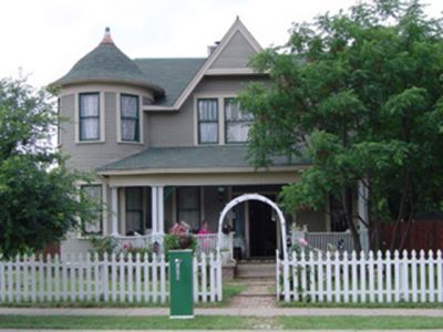 1952 College 2004
