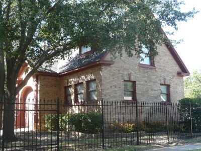 2200 Hemphill 2011
Carriage house 
