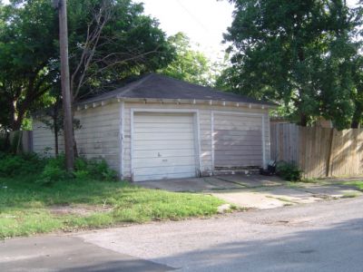 2201 Fairmount garage 2005
