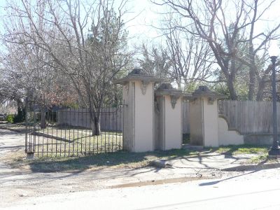 Chase Court West gate 2009
