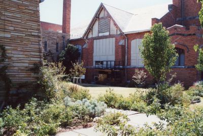 1519 Lipscomb courtyard 2000

