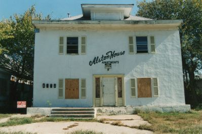 1805 Alston 1994
Boarded and abandoned, 4-square had 
been stucco'd and split into 4 apts
