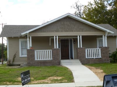 1944 5th 2014 November
Interior remodeled, rear addition added by Silver Tree Construction for Martin Thompson.  Tom Linton's front porch vision completed.
